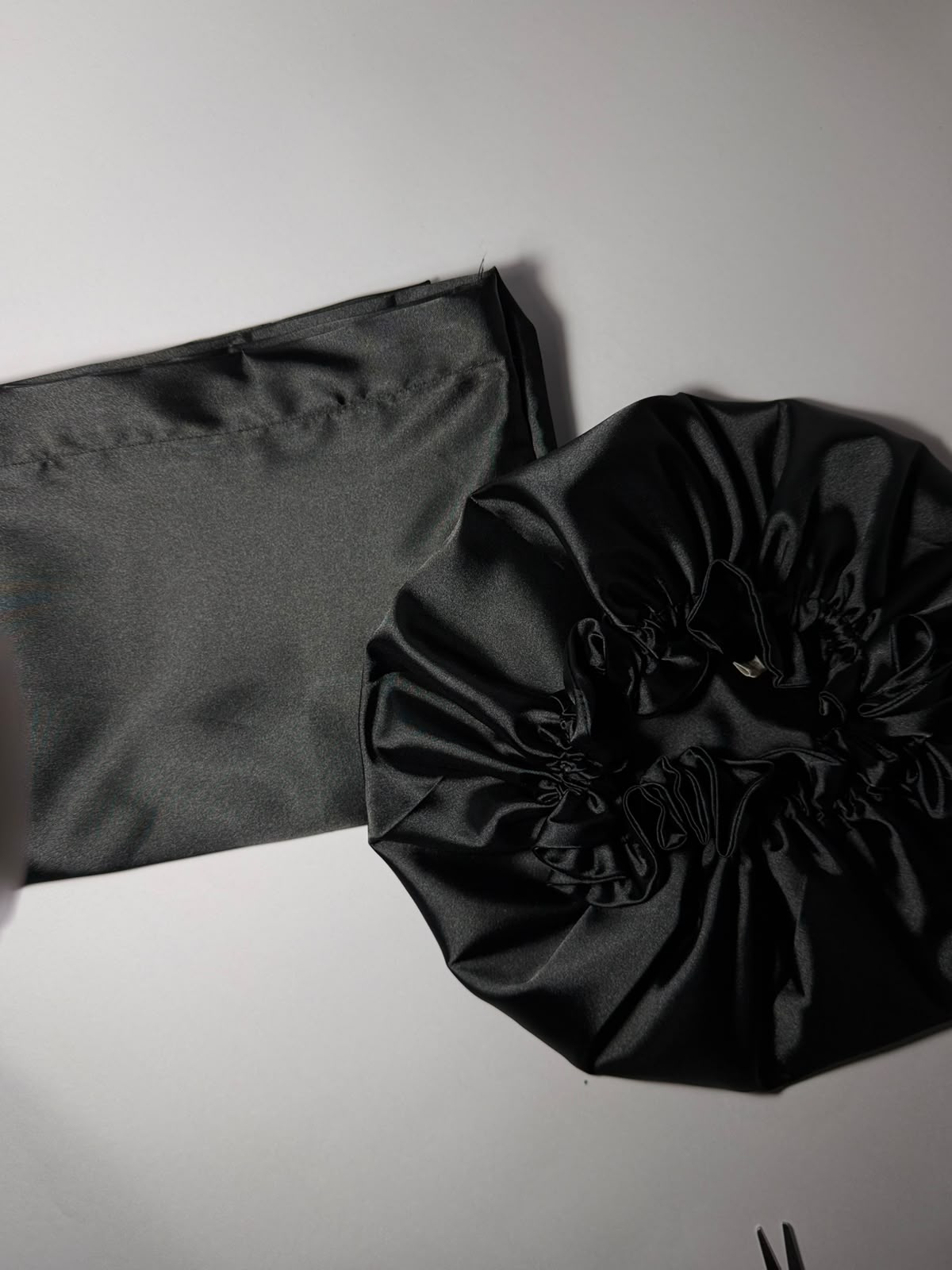 Accesorios de satén NANA: gorro y funda de almohada